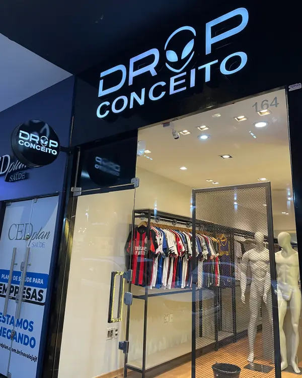 Fachada da loja Drop Conceito com letra caixa iluminada
