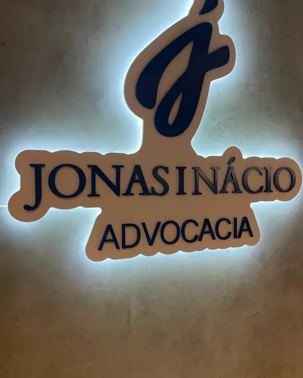 Logo da Jonas Inácio Advocacia em letra caixa com LED por trás