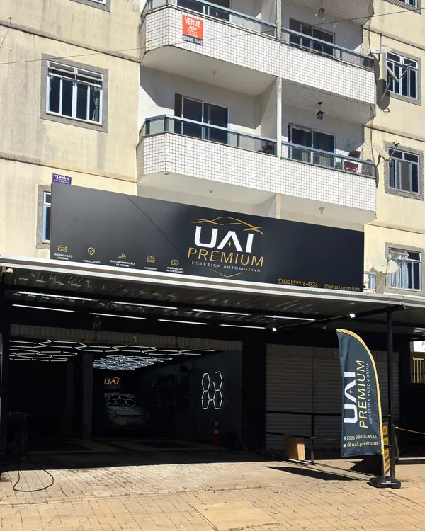 Fachada em ACM preto da UAI Premium