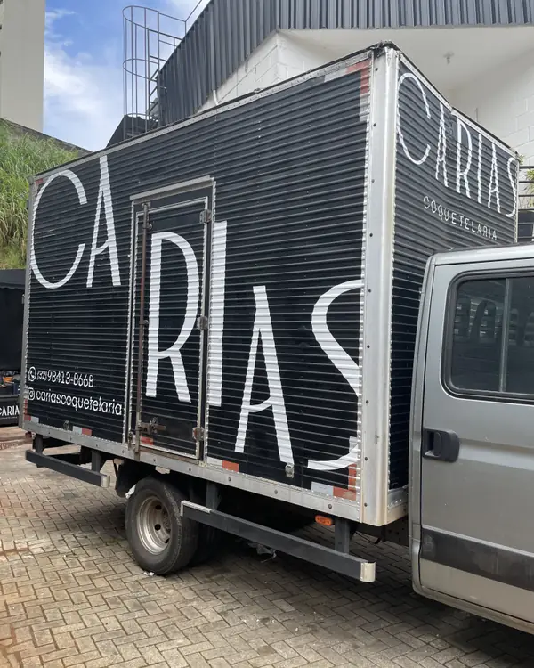 Caminhão baú da Carias Coquetelaria com plotagem