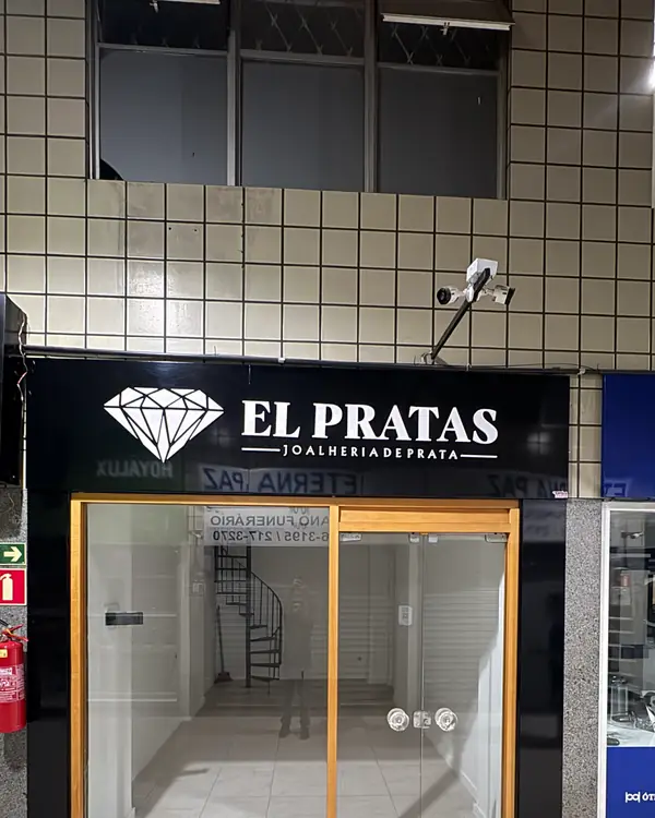 Fachada em ACM preto da joalheria El Pratas