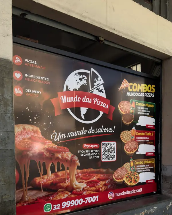 Vitrine adesivada da pizzaria Mundo das Pizzas