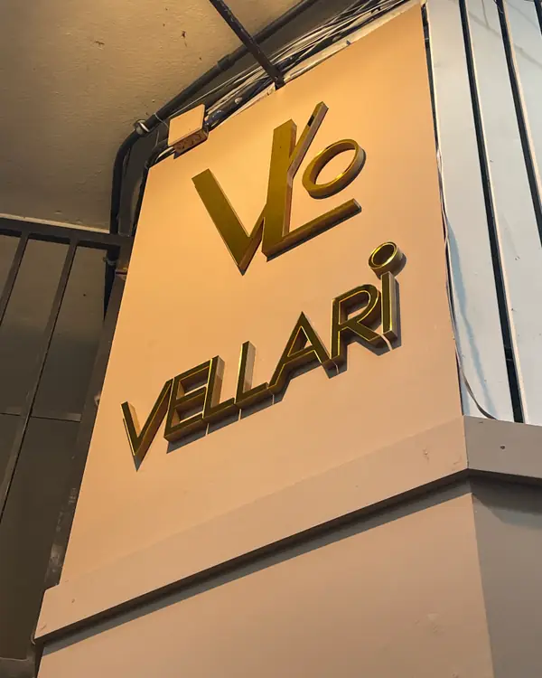 Letra caixa dourada da Vellari na fachada