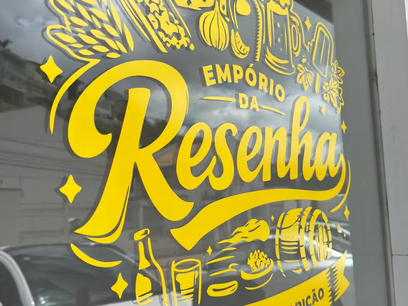 Vitrine do Empório da Resenha com adesivo amarelo recortado
