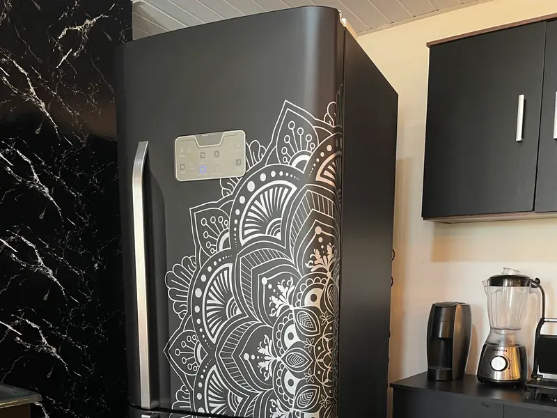 Geladeira envelopada em preto com mandala branca