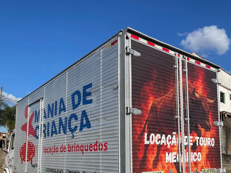 Caminhão baú da Mania de Criança com plotagem completa