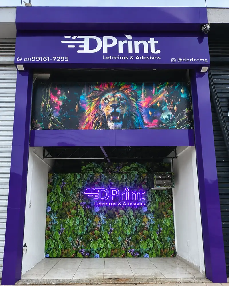 Fachada da DPrint em ACM roxo, com a logo em neon de LED sobre jardim vertical, na Rua São Bernardo em Juiz de Fora